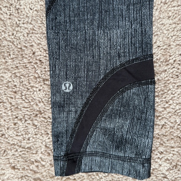 Lululemon Run Inspire Crop II Black Sport Legging’s Size 4 - Picture 12 of 15